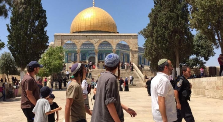 مستوطنون يؤدون رقصات استفزازية في المسجد الأقصى