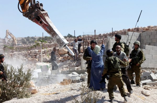 بالصور .. الاحتلال يهدم منزلا ومنشآت زراعية في القدس المحتلة والخليل