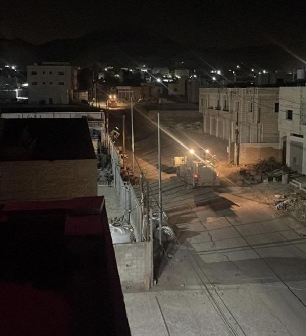 بالصور والفيديو.. إصابة عديدة واعتقال اكثر من 12 فلسطيني  باقتحام مخيم عقبة جبر