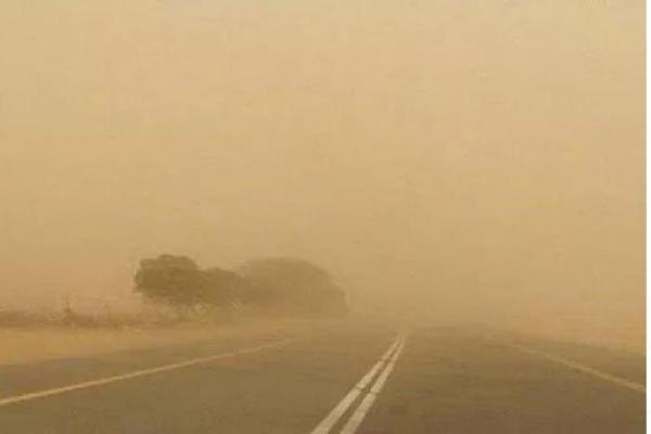 الدوريات الخارجية تحذر من إثارة الغبار وتدني مدى الرؤية