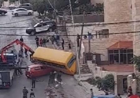 بالفيديو.. تدهور حافلة في منطقة طبربور