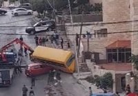 بالفيديو.. تدهور حافلة في منطقة طبربور