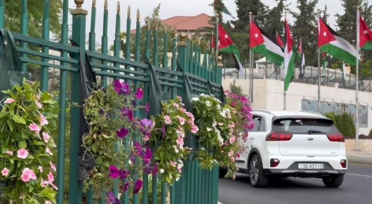 مسار موكب زفاف ولي العهد يتزين بالورود والزهور