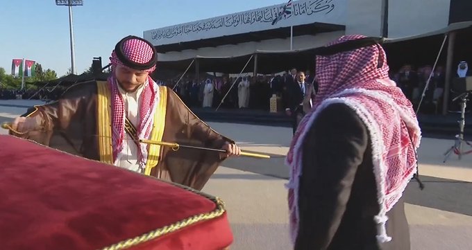 الملك يهدي الأمير الحسين سيفا هاشميا يرمز للعدل والدفاع عن الوطن