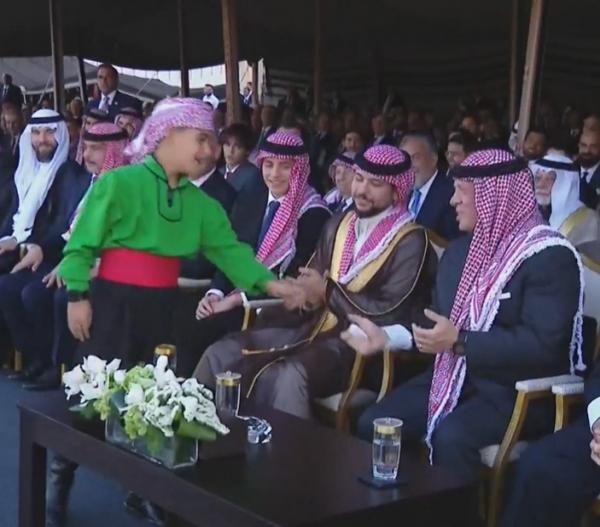 أصغر "الدبيكة" يسلم الملك رسالة وضعها في جيبه (فيديو)