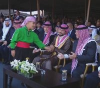 أصغر "الدبيكة" يسلم الملك رسالة وضعها في جيبه (فيديو)