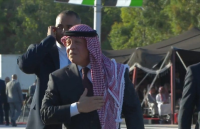 الملك يرحب بالحاضرين لمأدبة العشاء التي تقام بمناسبة زفاف ولي العهد