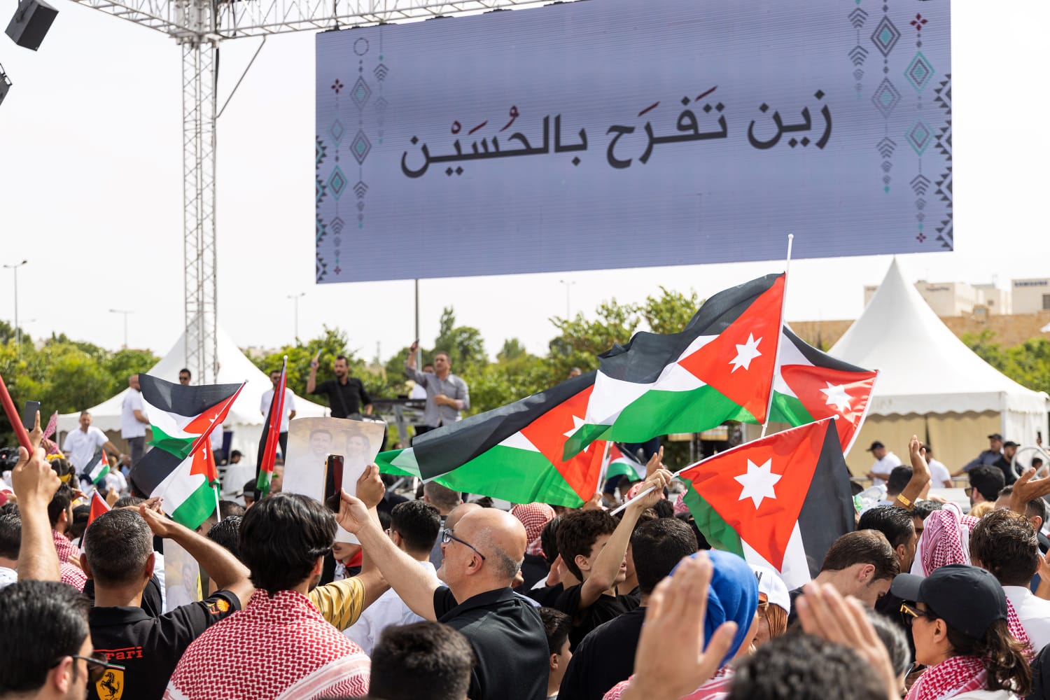 آلاف المواطنين يشاركون في احتفال زين فرحاً بزفاف ولي العهد - صور