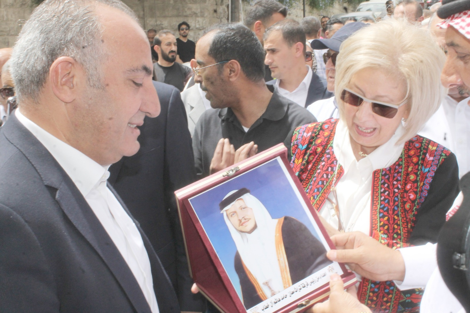 بالصور .. الشواربة يفتتح سوق جارا
