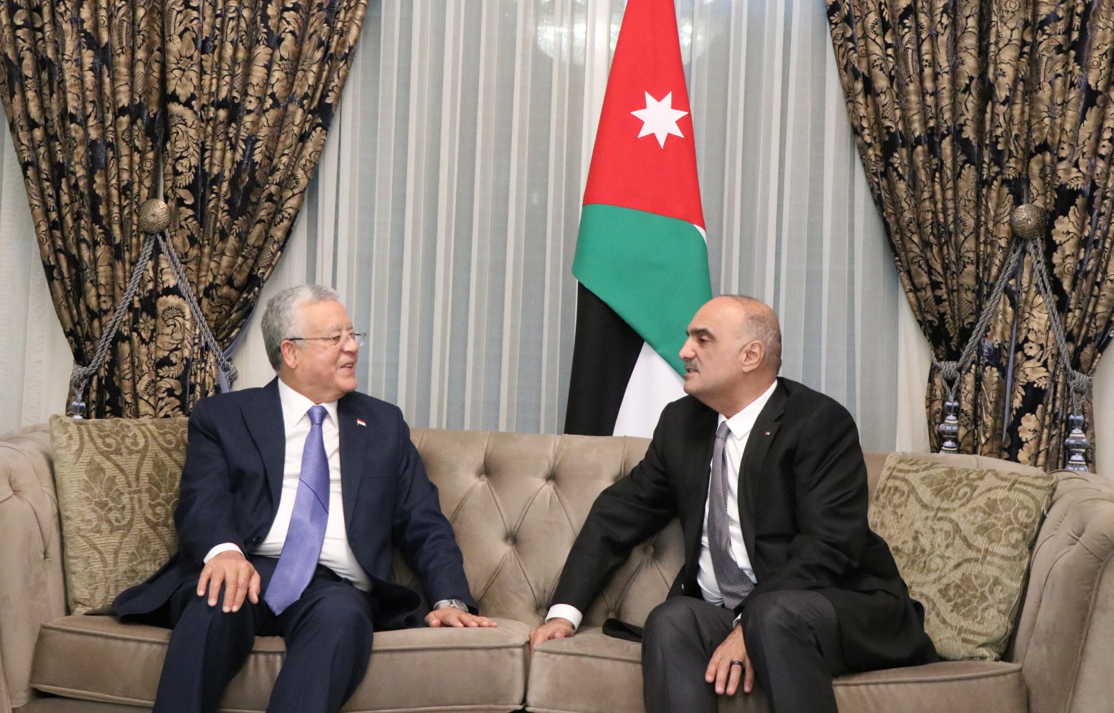 الخصاونة يلتقي رئيس مجلس النواب المصري