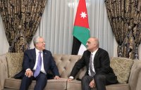 الخصاونة يلتقي رئيس مجلس النواب المصري