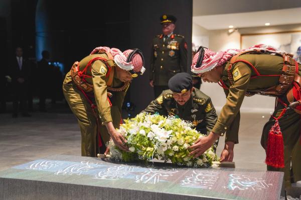شاهد - نائب الملك يرعى احتفال تقليد الأوسمة بذكرى الثورة العربية ويوم الجيش