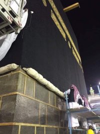 شاهد .. رفع كسوة الكعبة المشرفة استعداداً لموسم الحج