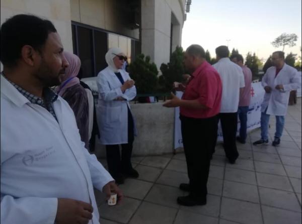 وقفة احتجاجية للعاملين بالمهن الطبية المساندة في مستشفى الأمير حمزة