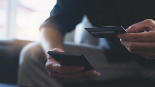 2.03 مليون حركة نفذت الشهر الماضي عبر محافظ إلكترونية بارتفاع 17.7%