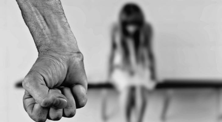 محاكمة أب وزوجته بجرم الإيذاء بعد تعنيف طفلة 11 عاما في عمان