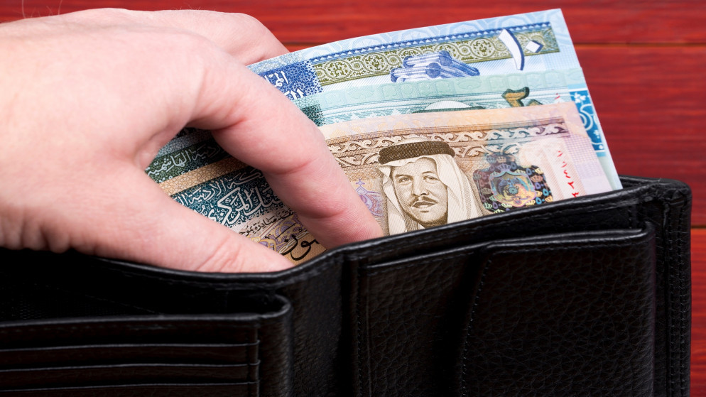 سداد ذمم غارمات وصرف 30 دينارا للأسر المنتفعة في صندوق الزكاة