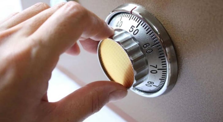 بعد سرقة قاصة.. الحكم على حارس بلدية بإربد