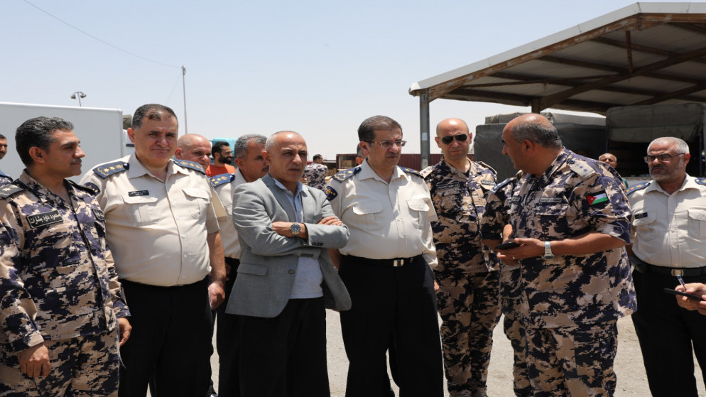 مدير الجمارك يطلع على الإجراءات الجمركية في مركز جمرك الحرة الزرقاء
