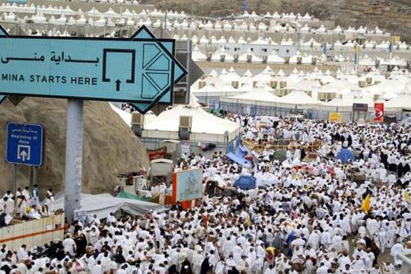 ضيوف الرحمن يبدأون مناسك الحج بقضاء يوم التروية في مشعر منى