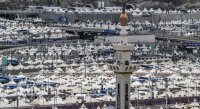 حجاج بيت الله الحرام يتوافدون إلى منى لقضاء يوم التروية