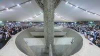 الحجاج يرمون جمرة العقبة الكبرى في أول أيام عيد الأضحى