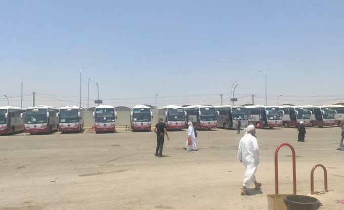 في ظروف صعبة.. آلاف الحجاج الفلسطينيين عالقون في منطقة الحجاج الأردنية