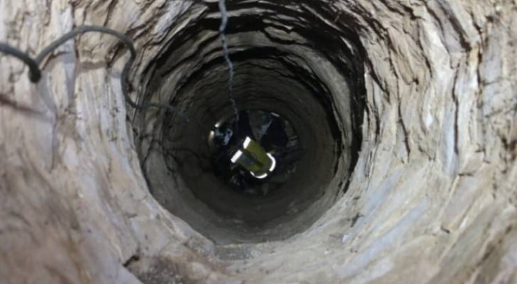 إنقاذ شخص سقط ببئر ماء فارغة في إربد