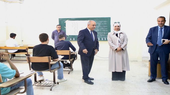 محافظة يتفقد قاعات امتحان التوجيهي في السلط