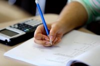 التربية لطلبة التوجيهي: اتركوا الساعات الالكترونية والهواتف خارج قاعة الإمتحان