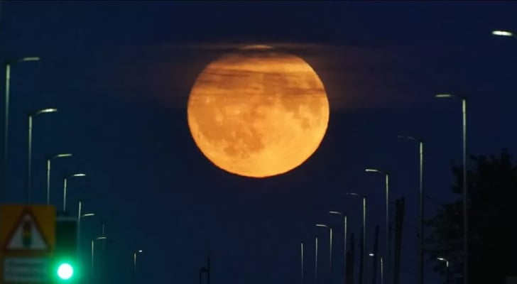 شاهد ظهور البدر العملاق الأول لهذا العام يثير إعجاب مراقبي السماء