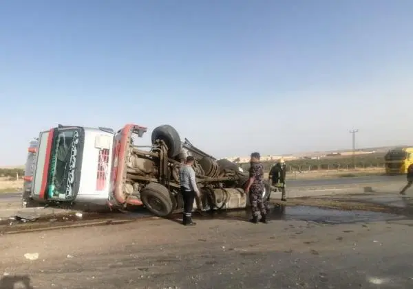 تدهور “تريلا” محملة بالفحم على طريق النقب