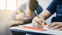 طلبة توجيهي يتقدمون  لامتحان اللغة العربية