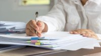 نقيب المدارس الخاصة يكشف الطابق: مدارس تتلاعب بعقود معلميها وتوقعهم على كمبيالات