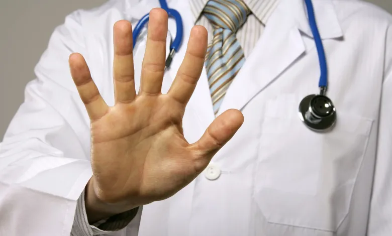 الاعتداء بالضرب على طبيب في مستشفى حكومي