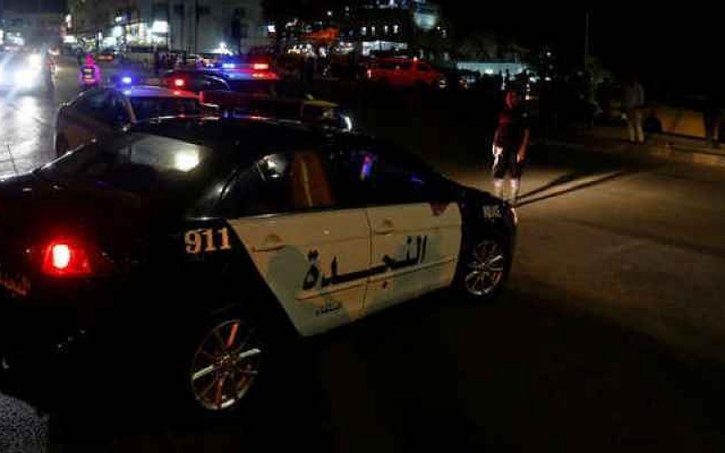سلب بقالة والاعتداء باداة حادة على مالكها في الزرقاء