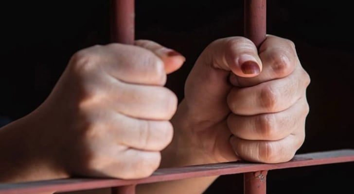 سيدة تنهي حياة أطفالها الثلاثة - تفاصيل