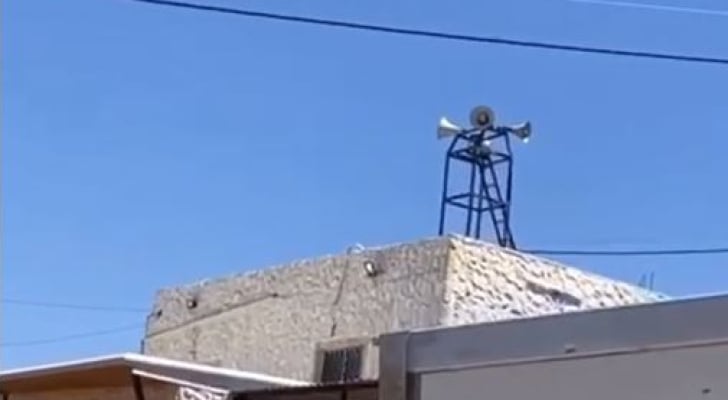 "تغشيش" طلبة توجيهي عبر مأذنة مسجد في السلط والتربية تعلق