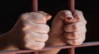 سيدة تنهي حياة أطفالها الثلاثة - تفاصيل