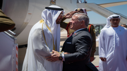 شاهد الصور - الملك وولي العهد يستقبلان الرئيس الإماراتي لدى وصوله عمّان