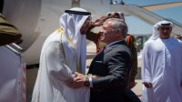 شاهد الصور - الملك وولي العهد يستقبلان الرئيس الإماراتي لدى وصوله عمّان