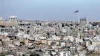 تسود أجواء حارة نسبيا في أغلب المناطق الاثنين، فيما تكون حارة في البادية والأغوار والبحر الميت والعقبة، وتكون الرياح شمالية غربية معتدلة السرعة تنشط على فترات.  وبحسب إدارة الأرصاد الجوية، تبقى الأجواء ليلا لطيفة الحرارة في المرتفعات الجبلية العالية، ومعتدلة في باقي المناطق، وتكون الرياح شمالية غربية معتدلة السرعة.  وتتراوح درجات الحرارة العظمى والصغرى في شرق عمان ما بين 34 - 22 درجة مئوية، غرب عمان 32 - 20، المرتفعات الشمالية 30 - 18، مرتفعات الشراة 31 - 17، مناطق البادية 39 - 23، مناطق السهول 34 - 21، الأغوار الشمالية 41 - 25، الأغوار الجنوبية 43 - 27، البحر الميت 42- 26، وفي خليج العقبة 42 - 28 درجة مئوية.  تبقى الأجواء صيفية عادية في معظم المناطق الثلاثاء، وحارة في البادية والأغوار والبحر الميت والعقبة، وتكون الرياح شمالية غربية معتدلة السرعة تنشط أحيانا.  والأربعاء، تكون الأجواء حارة نسبيا في أغلب المناطق، وحارة في البادية والأغوار والبحر الميت والعقبة، وتكون الرياح شمالية غربية معتدلة السرعة تنشط أحيانا.