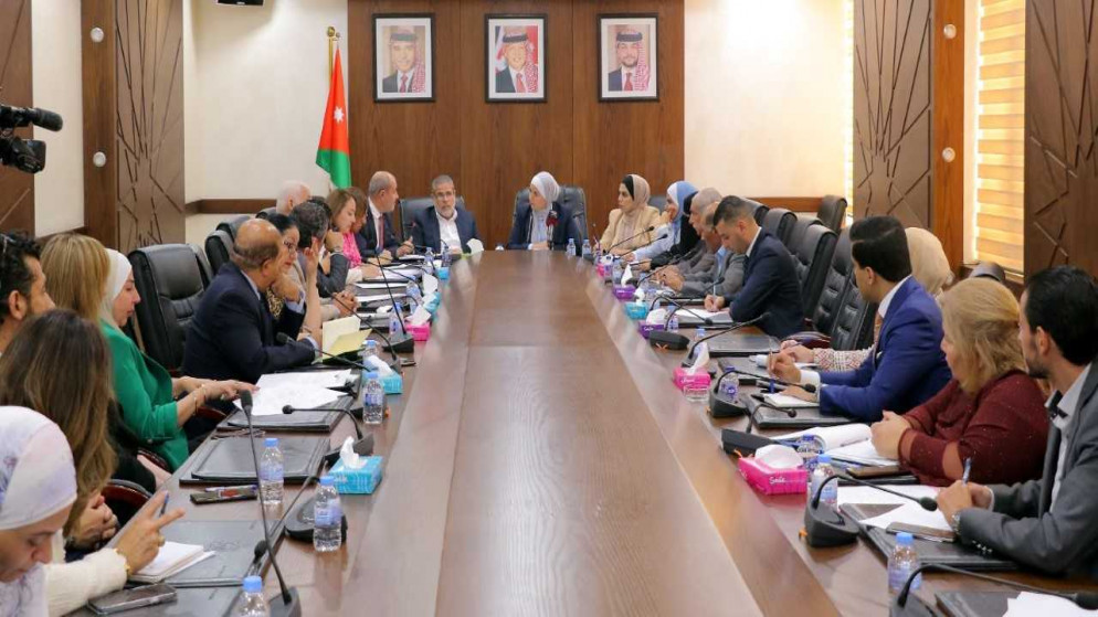 الحكومة: انتهاكات ومخالفات يرتكبها أصحاب مدارس خاصة تتعلق برواتب معلمات