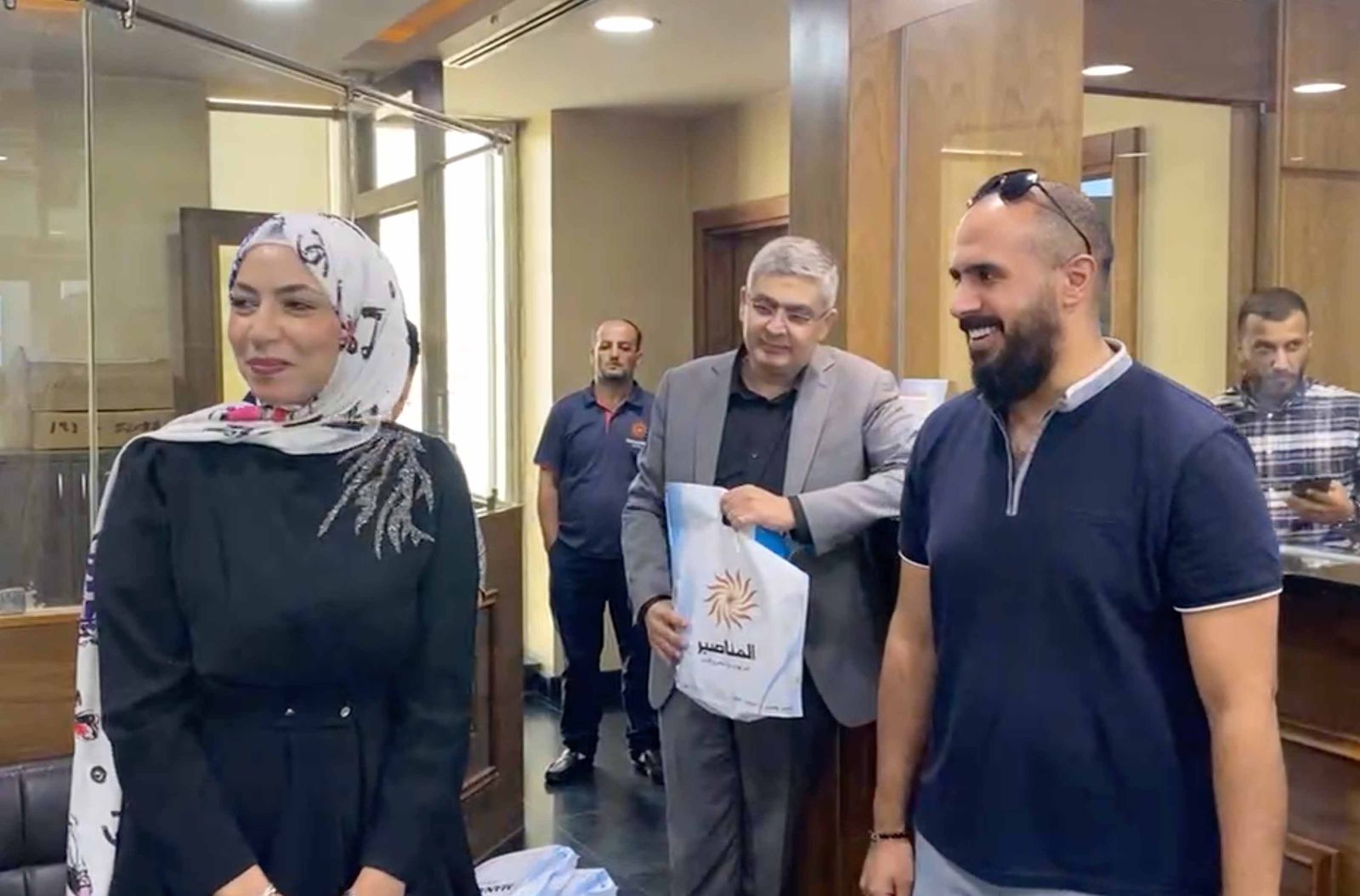 بالصور تسليم الرابحين بالسحب الخامس الهدايا ضمن حملة 20 عام من العطاء مع المناصير للزيوت والمحروقات ..  20 رابح و 8000 دينار شهرياً