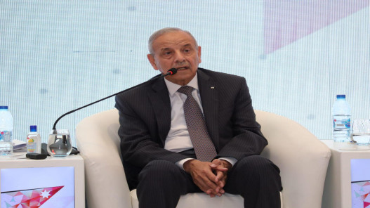 وزير الإدارة المحلية يدعو المستثمرين للتوجه إلى الاستثمار خارج عمّان