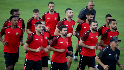 منتخب "النشامى" يبدأ تدريباته بقيادة المدرب المغربي عموتة