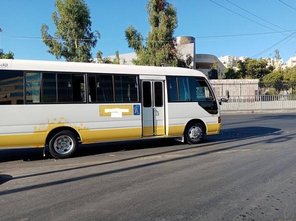 ضبط سائق حافلة غير مرخص حمَل 26 راكبا زيادة