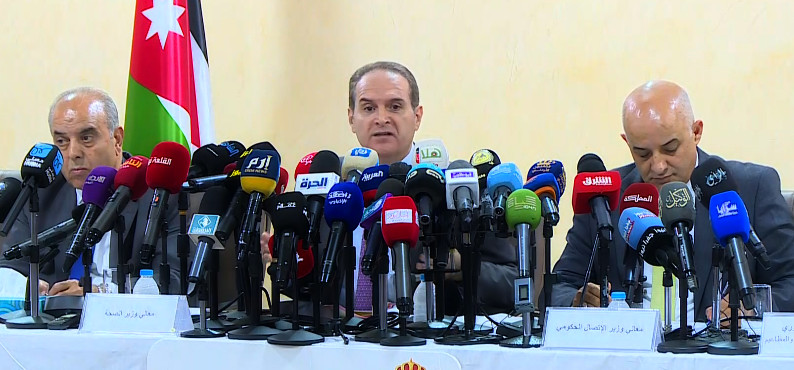 وزير الصحة فراس الهواري ووزير الاتّصال الحكومي مهند المبيضين يعقدان مؤتمرا صحفيا للحديث عن الحملة الوطنية للتطعيم