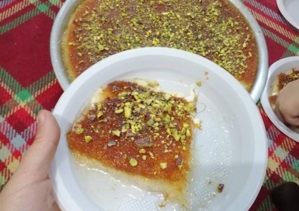 أردنيون يوزعون الحلوى ابتهاجا بـ"طوفان الأقصى"