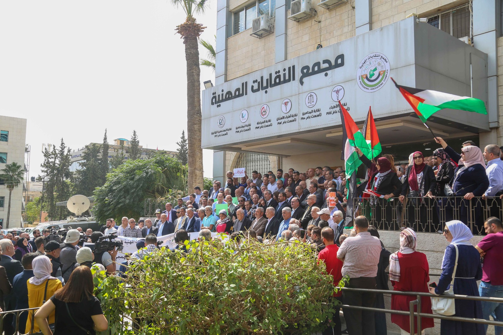 النقابات تنفذ وقفة تضامنية دعما لعملية طوفان الأقصى واسنادا للمقاومة الفلسطينية